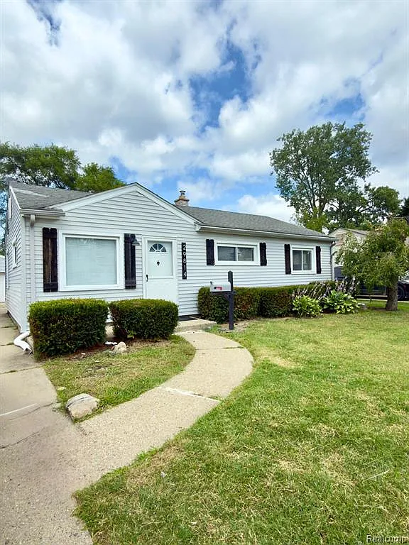 3 bed, 1.0 bath, 986 sqft, $1,700 — Photo 2