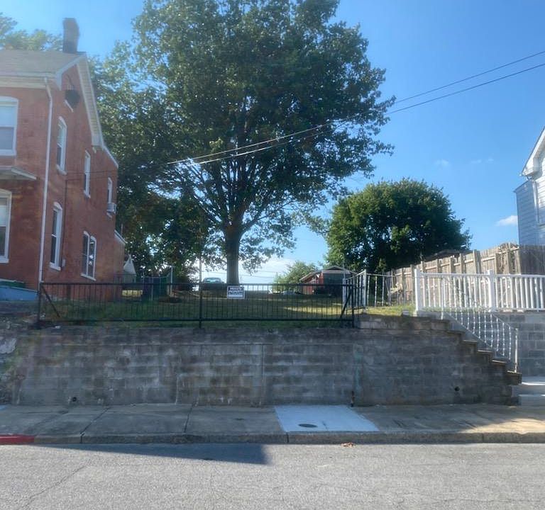 1st image of 747 Spruce St