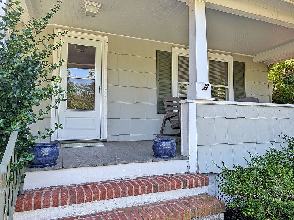 Covered front porch, private and cozy!