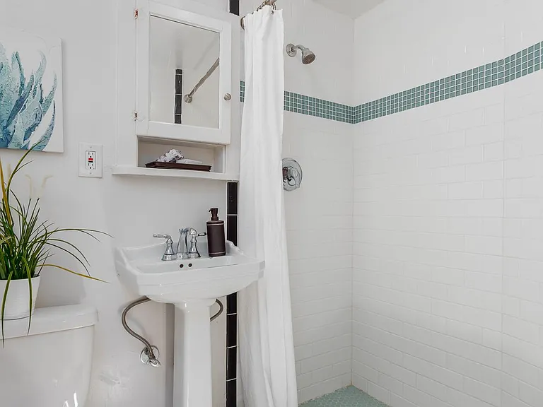 2124 P St #5 — Photo 13