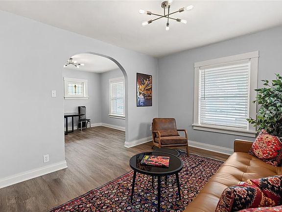 5th image of 6927 Lansdowne Ave