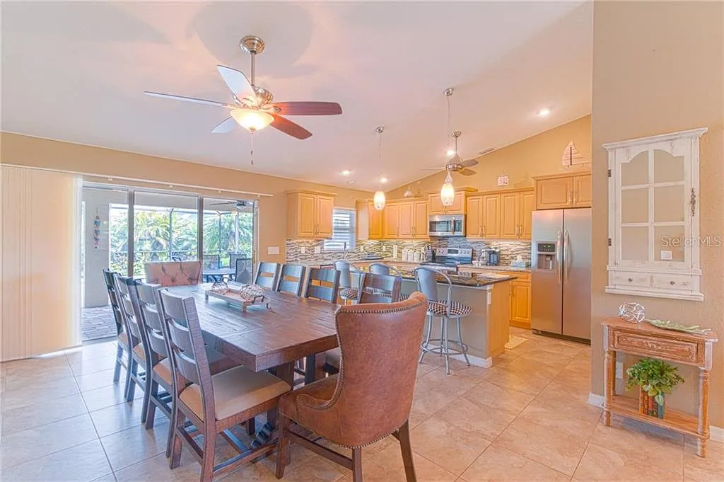 3 bed, 2.0 bath, 1702 sqft, $6,750 — Photo 4