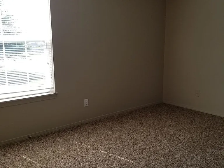 1016 N Pheasant Run — Photo 4