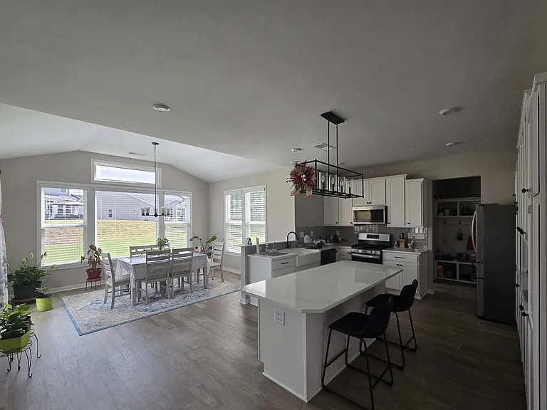 121 Linden Ct — Photo 3