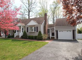 135 Woodridge Ave, Fairfield, CT 06825