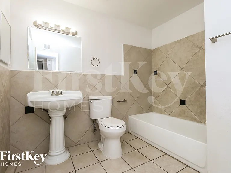 509 W 3rd Pl — Photo 12