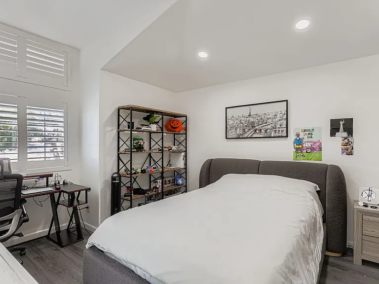2743 Woodbine Ave — Photo 18