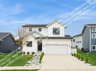 16619 Oakwood Dr, Urbandale, IA 50322