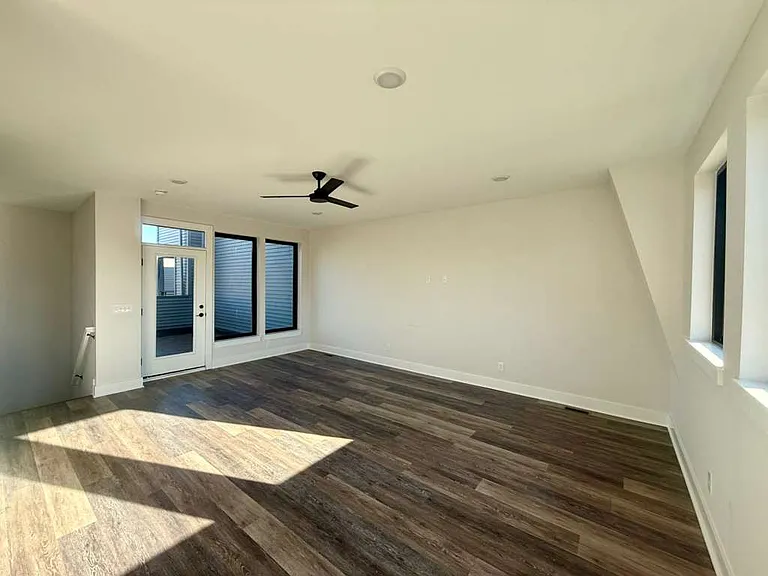 1495 Superior Ave — Photo 35
