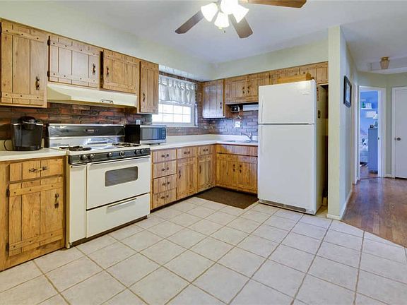 4th image of 10032 Saint Simon Ct
