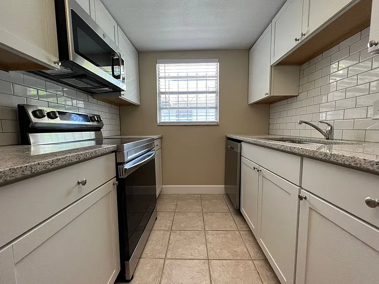 529 Hibiscus Way — Photo 8