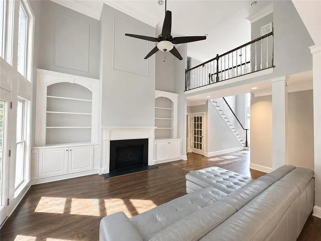 5 bed, 4.5 bath, 4570 sqft, $5,800 — Photo 4