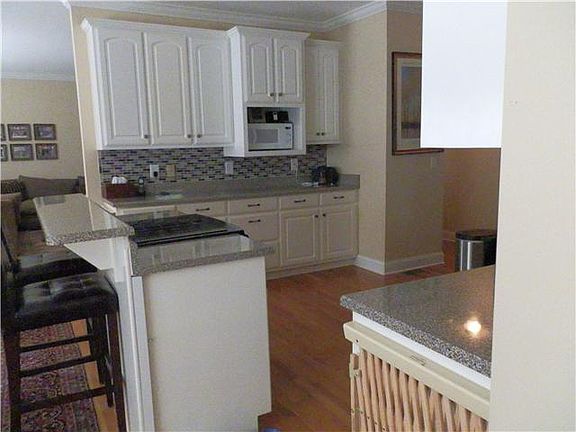 3rd image of 475 Bell Dr W