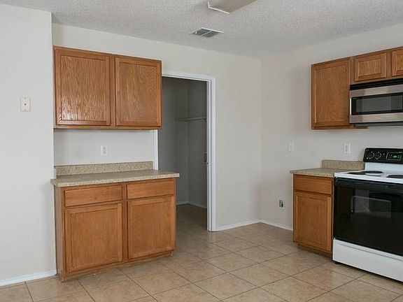 3rd image of 2612 Peach Dr