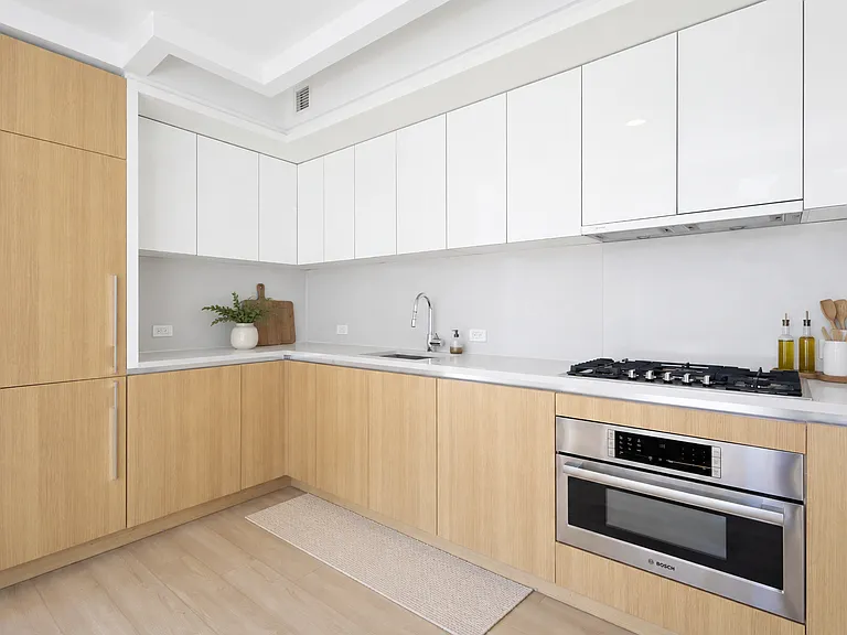 605 W 42nd St #26M — Photo 3