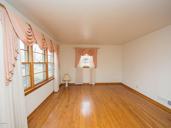 4th image of 3803 Glen Oak Dr