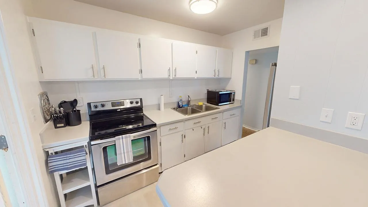 3 bed, 1.5 bath, 1066 sqft, $2,100 — Photo 2