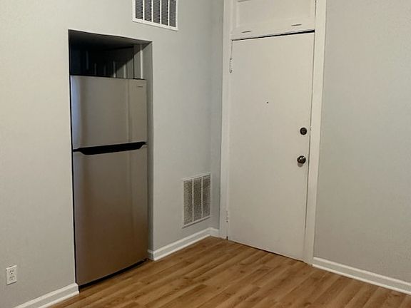 3rd image of 1424 N Maplewood Ave #1F