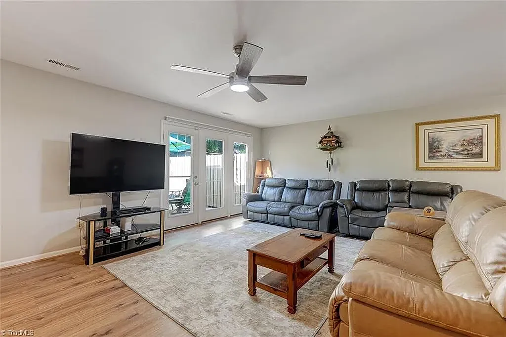 3 bed, 1872 sqft, $2,100 — Photo 3