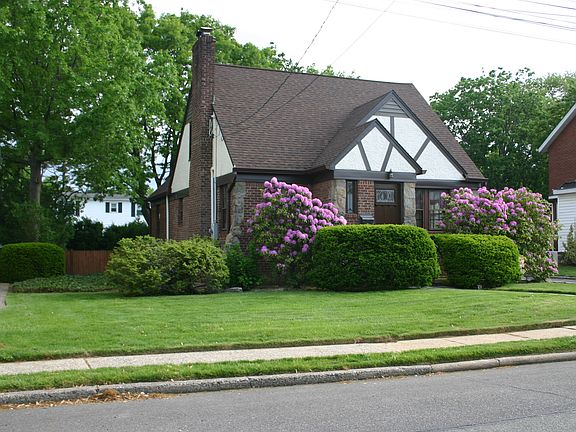 2nd image of 11 Nassau Blvd