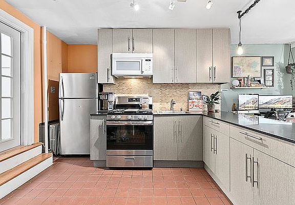 3rd image of 67 Huron St #2
