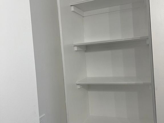 4th image of 992 Northwest Blvd