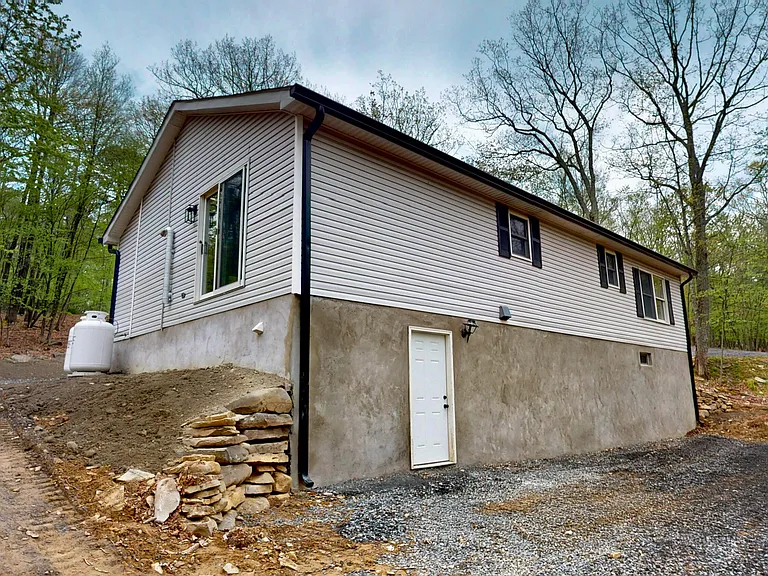 101 Arbutus Ct — Photo 4