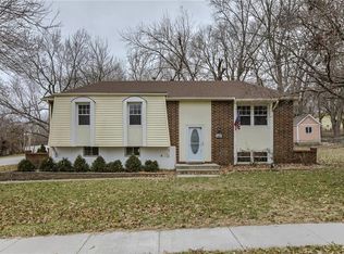 1401 NW Amesbury Rd, Blue Springs, MO 64015