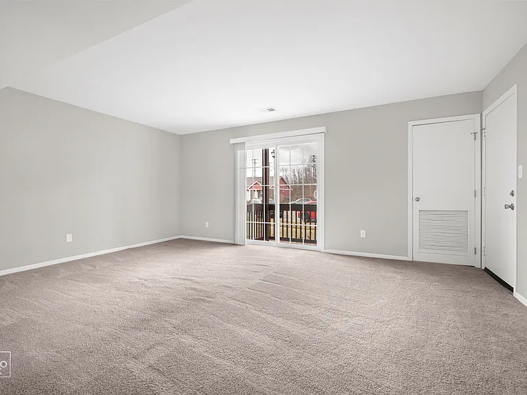 2405 Ashland Cir #9 — Photo 4