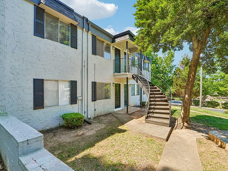 Somerset Apartments — Photo 15