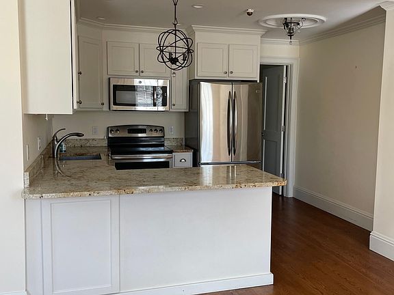 5th image of 792 Farmington Ave APT 201