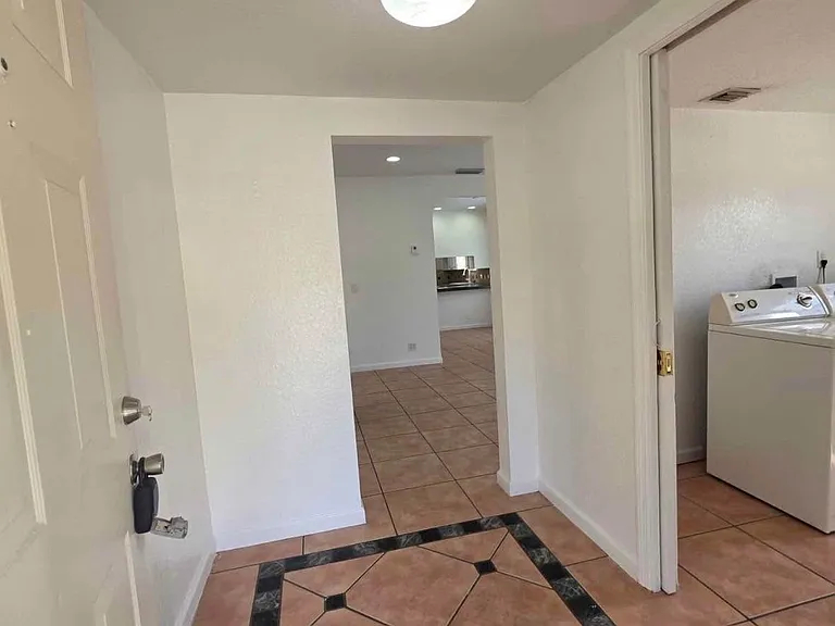 808 W Lakewood Rd — Photo 4