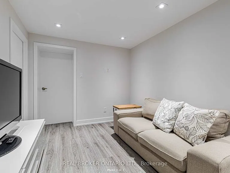 25 Newlin Cres #LOWER — Photo 4