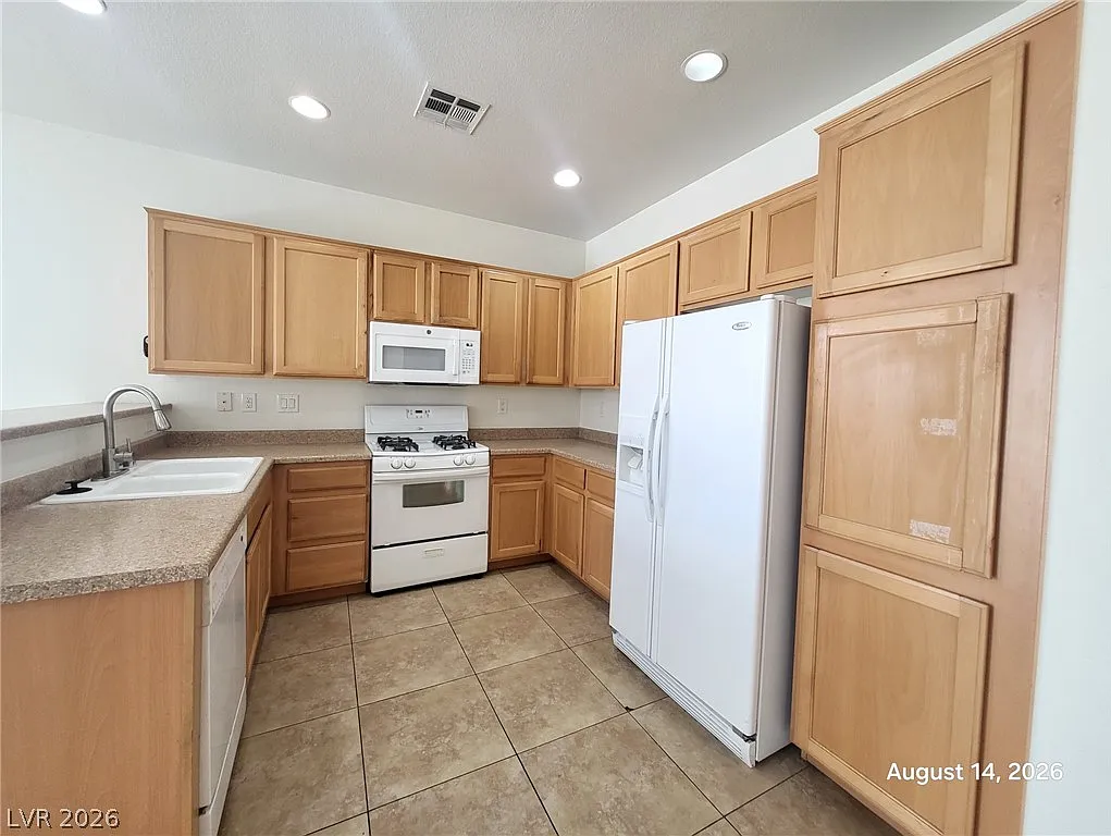 3 bed, 2.0 bath, 1426 sqft, $1,905 — Photo 4
