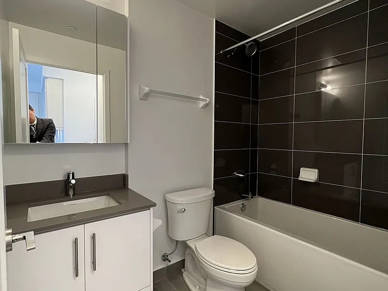 105 Oneida Cres #LPH06 — Photo 10
