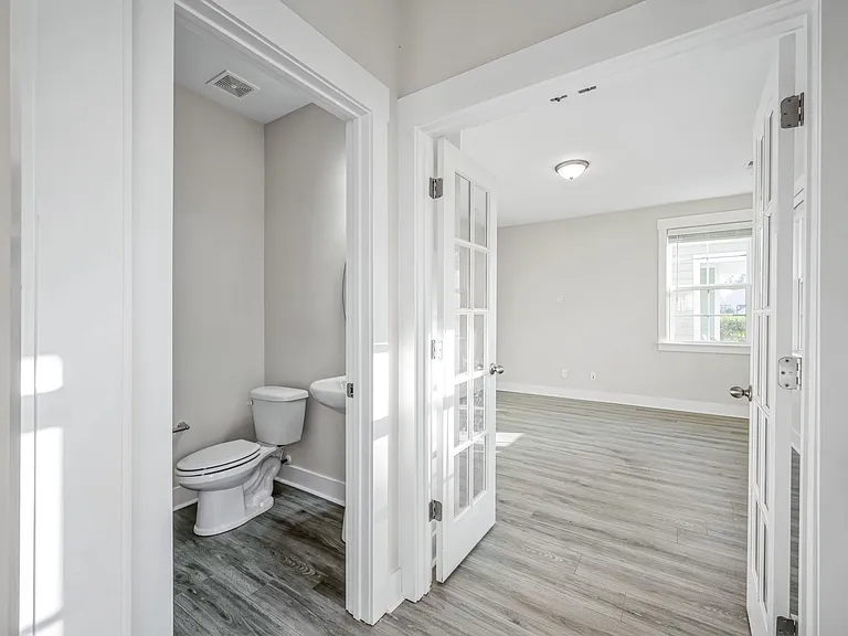 210 Ilderton St — Photo 24