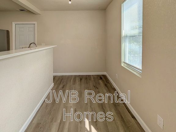 4th image of 736 West St
