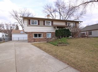 2S471 Hope Ln, Lombard, IL 60148