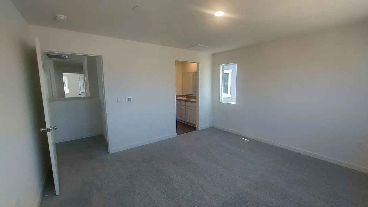 Building Photo - 2096 Shady Tree Cir