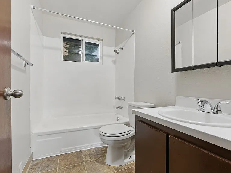 Comfort & Convenience in the Heart of Lents! — Photo 8