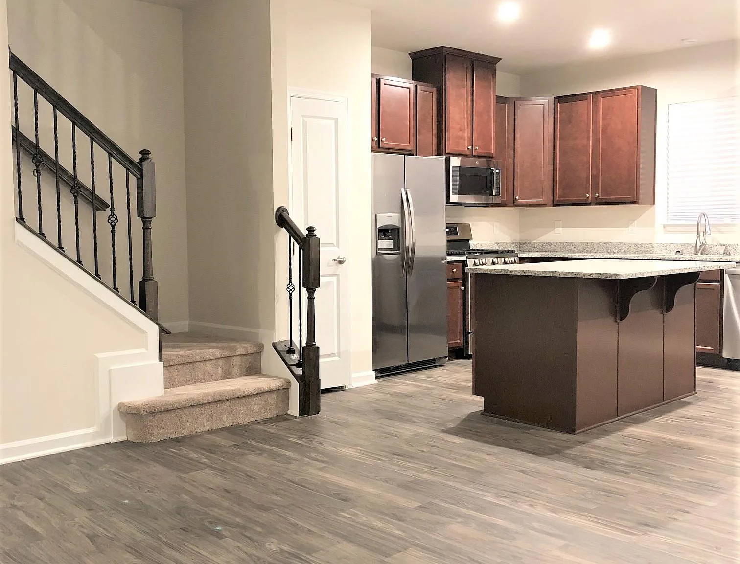 300 Hunt Glenn Ct — Photo 3