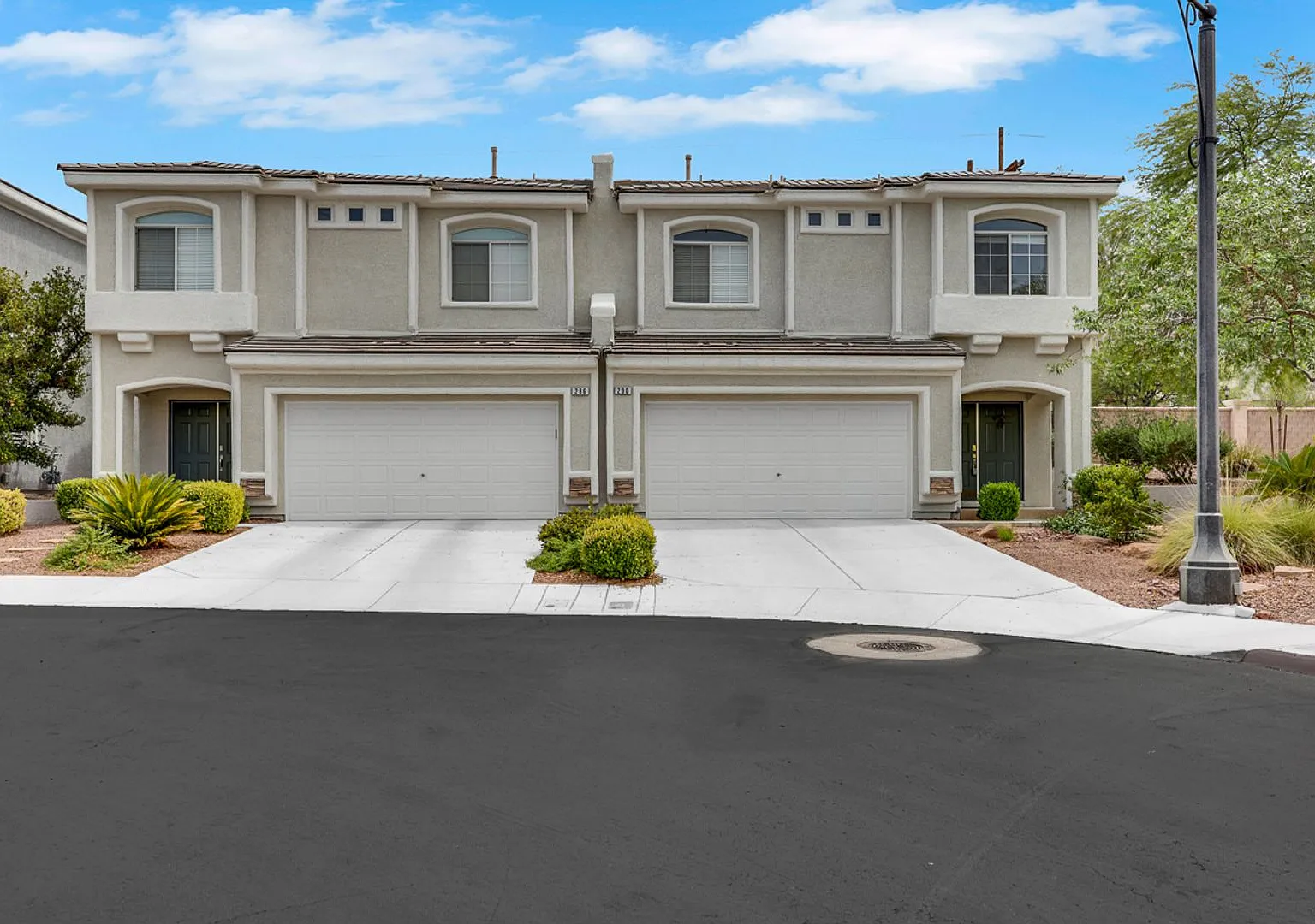 Large Townhouse in Henderson — Photo 1