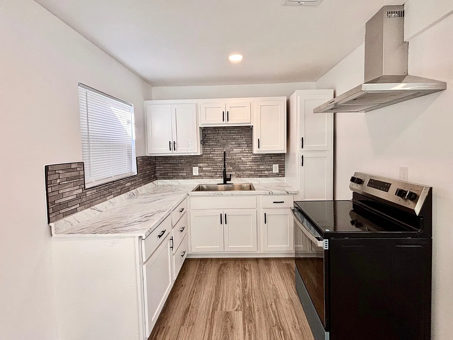3 bed, 1.0 bath, 900 sqft, $1,100 — Photo 4