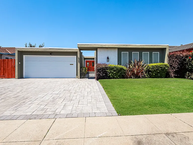 635 Pilgrim Dr — Photo 1