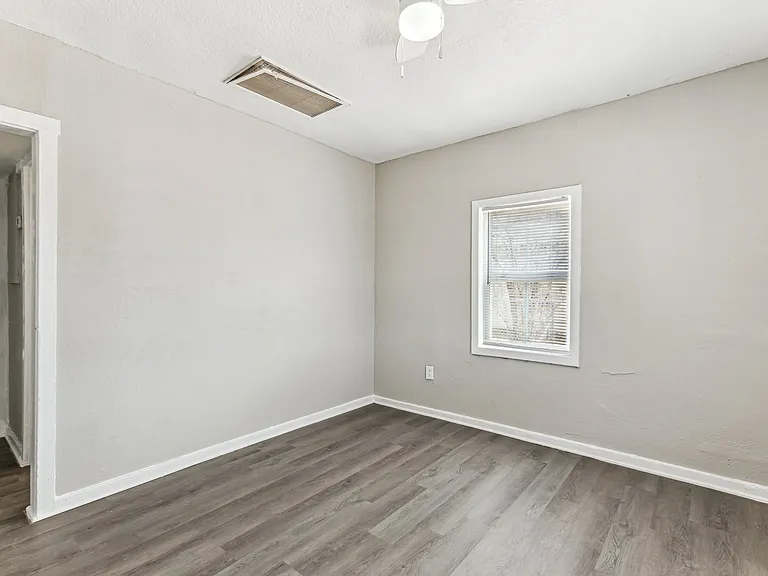 416 W 9th St #1 — Photo 8