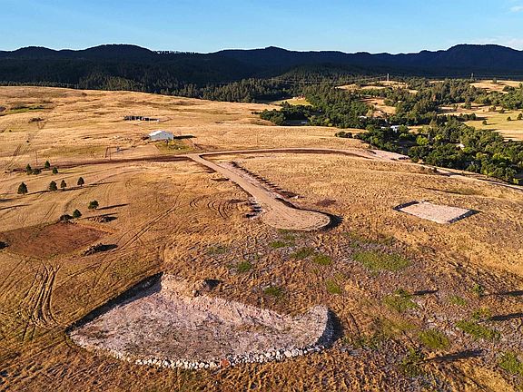 3rd image of 8 Centennial Rd