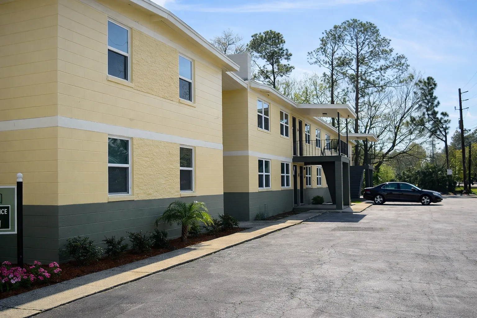 3 bed, 875 sqft, $1,000 — Photo 1