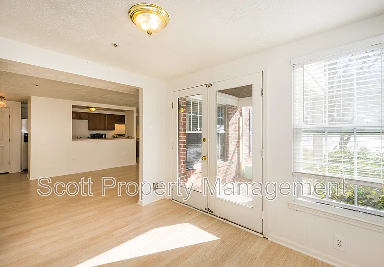 903 Woodbridge Ct #D — Photo 7