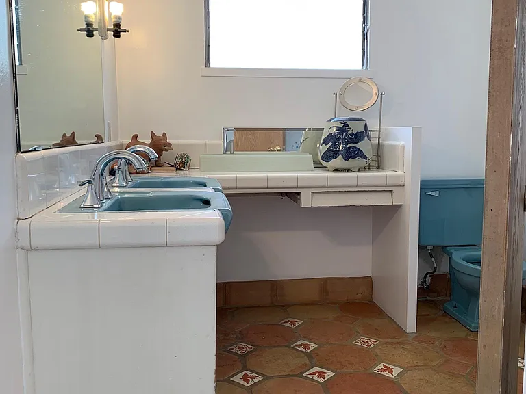 Upstairs bedrooms shared bathroom