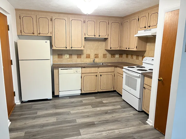 Lexington St Apartments — Photo 2